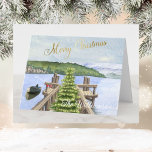 Tarjeta Ornamentos del lago del Árbol navideño<br><div class="desc">Feliz Navidad en esta preciosa carta puesta en un lago con un muelle y las montañas en primer plano — con un hermoso árbol de Navidad como pieza central en el muelle. Cualquier pregunta de diseño, sólo tiene que enviar un chat o un correo electrónico a charmdesignstudio@rcn.com y estaremos encantados...</div>