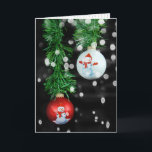 Tarjeta Ornamentos navideños de Snowman con guirnaldas<br><div class="desc">Ornamentos de Navidad rojos y blancos con hombres de nieve colgando de la guirnalda verde sobre un fondo luminoso de color negro</div>