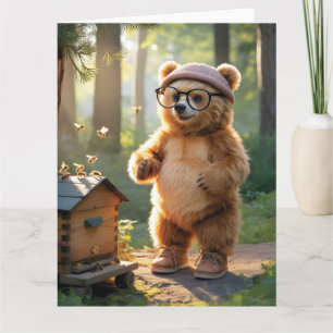 Tarjeta Oso apicultor caprichoso en un bosque soleado
