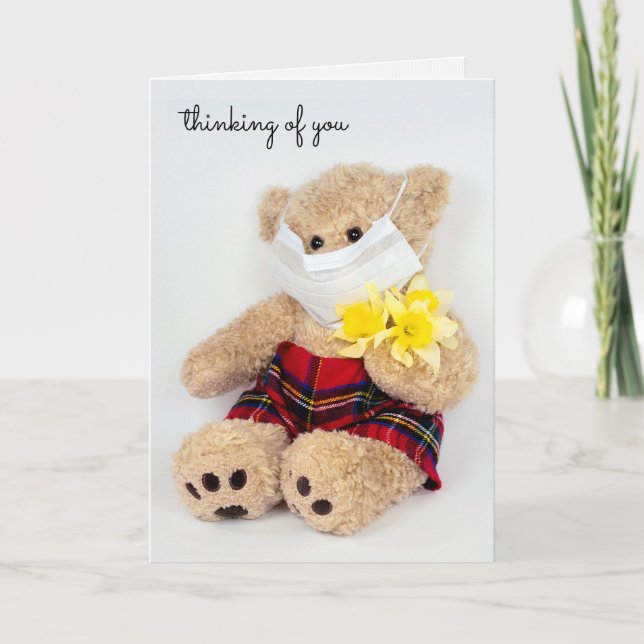 Tarjeta oso de peluche con máscara estéril y daffodils (Anverso)