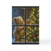 Oso de peluche de Navidad decorando un árbol