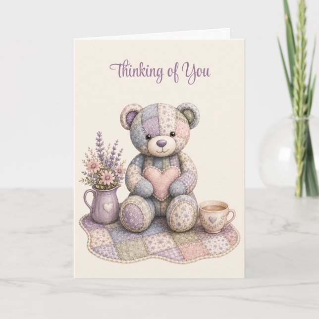 Tarjeta Oso de peluche de patchwork pensando en ti doblado (Anverso)