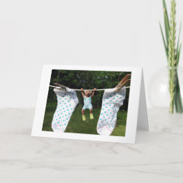 Tarjeta Oso de peluche en calcetines en una línea de ropa