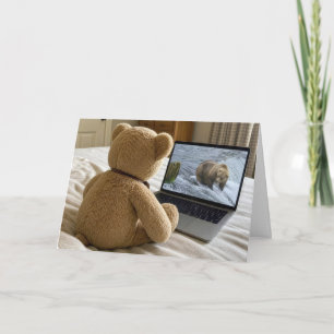 Tarjeta Oso de peluche viendo grizzly en portátil