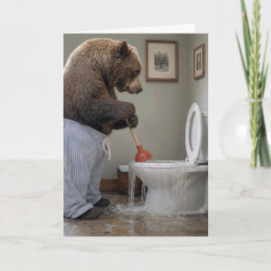 Tarjeta Oso del Día del Padre destapando un inodoro desbor