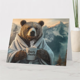 Tarjeta Oso en la barra sosteniendo café en la taza