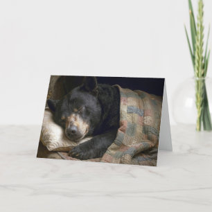 Tarjeta Oso Negro de Cumpleaños Hibernando Debajo de una C