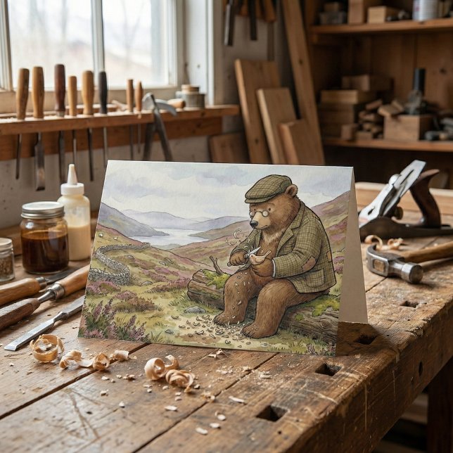 Tarjeta Oso tallado en el campo Día del Padre tradicional (A Father's Day Card of a brown bear illustration in the Countryside whittling a wooden bird.)