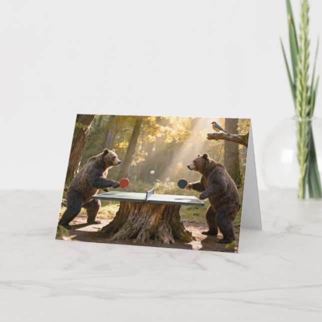 Tarjeta Osos de cumpleaños jugando ping pong en un bosque (Anverso)