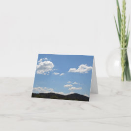 Tarjeta Paisaje con colinas verdes, árboles y nubes