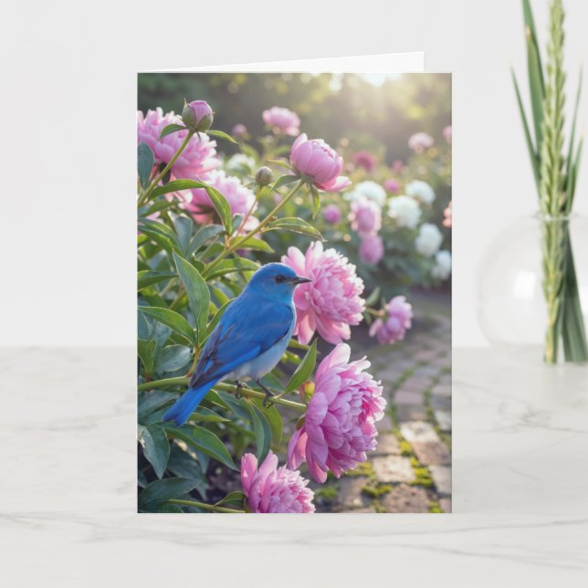 Tarjeta Pájaro azul de cumpleaños en una peonía rosa (Anverso)