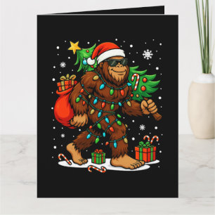 Tarjeta Papá Noel Bigfoot Divertido Llevando Árbol de Navi