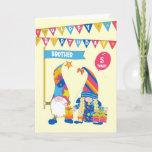 Tarjeta Para Brother Personalizado Age Birthday Fun Gnomes<br><div class="desc">Una tarjeta de cumpleaños divertida para un hermano que puedes personalizar con su edad. La portada tiene dos lindos gnomos, uno con un cartel que dice 'HERMANO' y el otro con un globo rojo donde se puede añadir la edad de su hermano. Los gnomos se basan en el "tomte" del...</div>