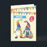 Tarjeta Para Brother Personalizado Age Birthday Fun Gnomes<br><div class="desc">Una tarjeta de cumpleaños divertida para un hermano que puedes personalizar con su edad. La portada tiene dos lindos gnomos, uno con un cartel que dice 'HERMANO' y el otro con un globo rojo donde se puede añadir la edad de su hermano. Los gnomos se basan en el "tomte" del...</div>
