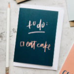 Tarjeta Para comer pastel azul cumpleaños<br><div class="desc">Muestra tus prioridades en orden con esta inteligente y divertida tarjeta de cumpleaños con letras a mano en la parte delantera que dice "Para hacer: Comer pastel".</div>