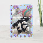 Tarjeta para el gato Tuxedo Cute Funny Brother Cat<br><div class="desc">Gato de Tuxedo Cute Gracioso Dormía La Tarjeta "Hermano de otra madre". Diseñado a partir de una de mis fotos originales,  ¡es imprescindible para todos los amantes del gato!</div>