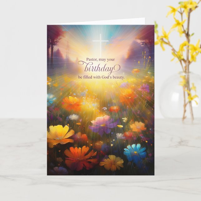 Tarjeta para el Pastor en su cumpleaños Cruz Pradera de fl (flor amarilla)