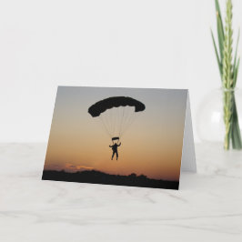 Tarjeta Paracaídas del Skydiver en el buceador del cielo