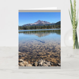 Tarjeta Paraliza lago con vistas a un pozo roto, Oregón