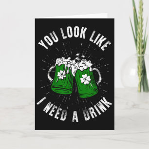 Tarjeta Pareces que Necesito una Bebida Día de San Patrici