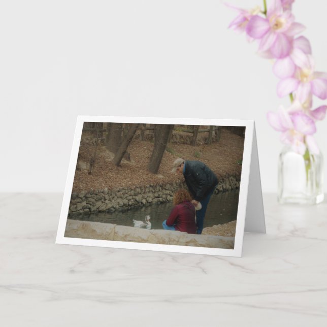 Tarjeta Pareja alimentando a un pato en el parque San Vice (Orquídea)