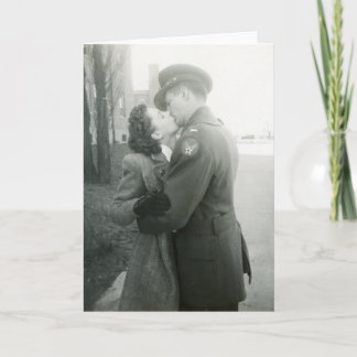 Tarjeta Pareja besándose en la guerra Vintage
