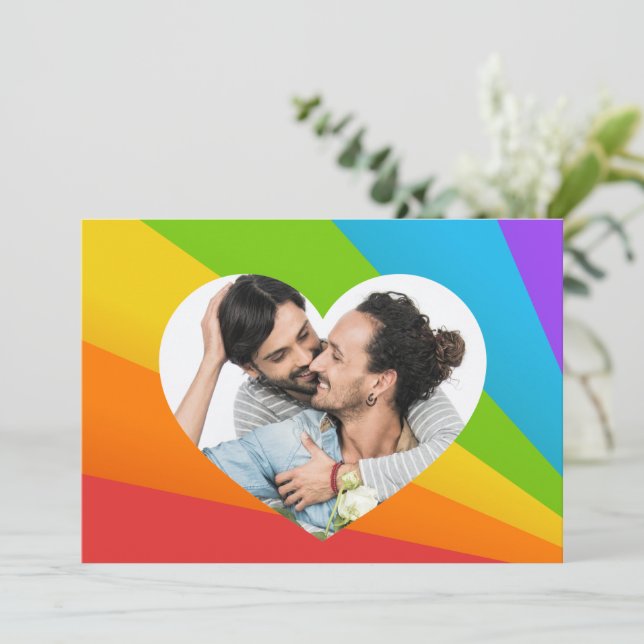 Tarjeta Pareja gay con corazón de arcoíris Foto personaliz (Anverso de pie)