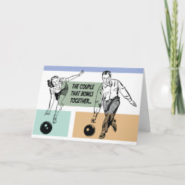 Tarjeta Pareja que juega a los bolos juntos divertida tarj