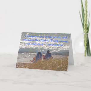 TARJETA "PAREJA SENTADA CONTENIDAMENTE EN LA PLAYA" ANIVER
