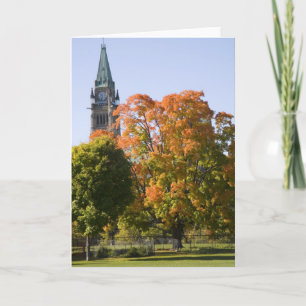 Tarjeta Parque al lado del edificio del Parlamento en Otta