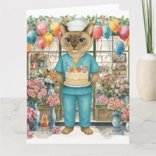 Tarjeta Pastel de cumpleaños de enfermera Cat Flores y glo