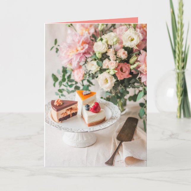Tarjeta Pastel de Cumpleaños Elegante y Ramo Floral (Anverso)