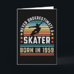Tarjeta Patinador nacido en 1959 70th Birthday Skateboardi<br><div class="desc">Nunca subestimes a un Skater nacido en 1959. El regalo de cumpleaños número 70 ideal para un patinaje de 70 años,  un patinador y un aficionado al patinaje que ama el patinaje. Presencia retro para hombres,  mujeres,  niños o niños.</div>