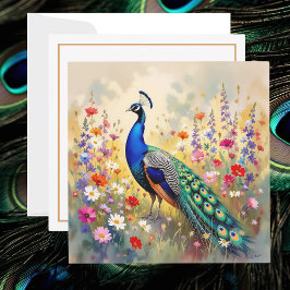 Tarjeta Pavo real bonito en pradera floral