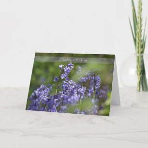 Tarjeta Pensamiento en usted bluebells en la madera