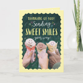 Tarjeta Pensando en ti enviando dulces sonrisas