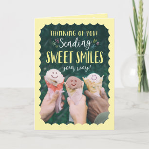 Tarjeta Pensando en ti enviando dulces sonrisas