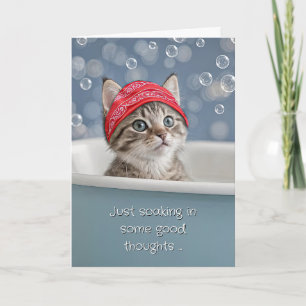 Tarjeta Pensando en ti gatito lindo en un baño de burbujas