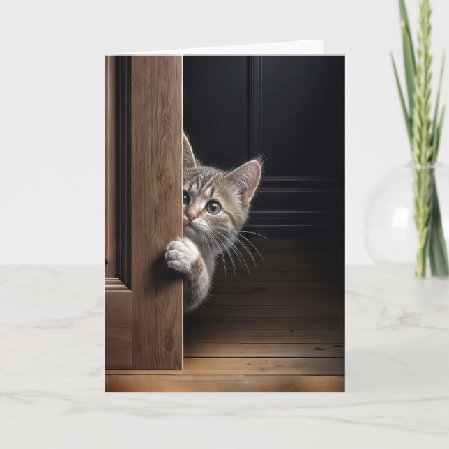 Tarjeta Pensando en ti gatito mirando alrededor de una pue (Anverso)