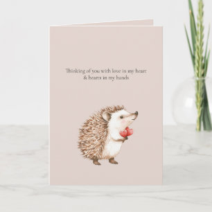 Tarjeta Pensando en ti Hedgehog Hearts in Hands (crema)