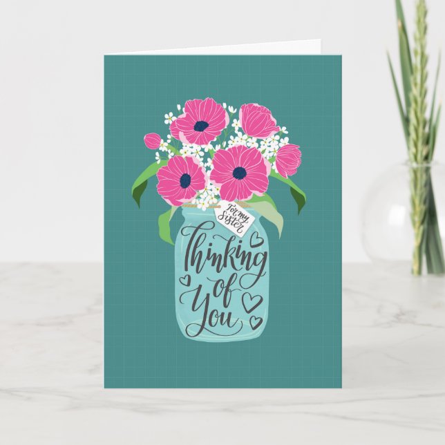 Tarjeta Pensando en ti hermana con frasco de flores rosada (Anverso)