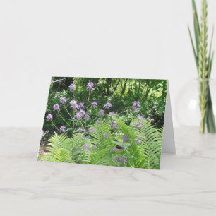 Tarjeta Pensando en ti hermosas flores púrpuras