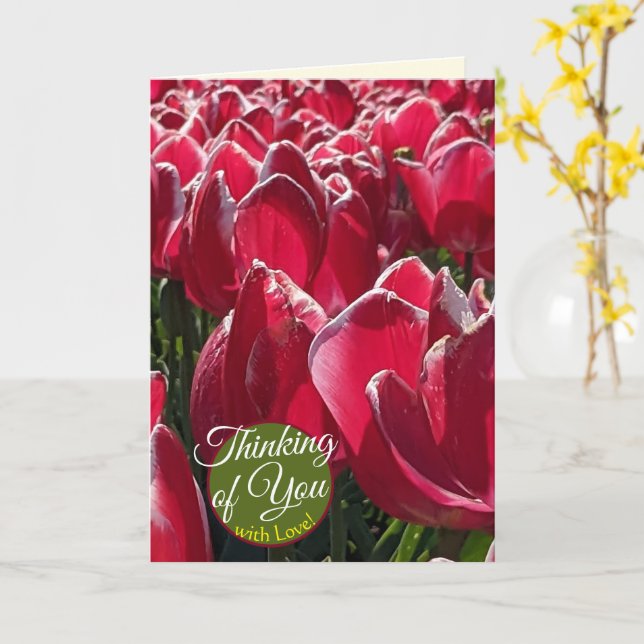 Tarjeta Pensando en ti los saludos florales de los tulipan (flor amarilla)