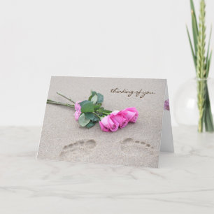 Tarjeta pensar en un ramo rosa rosado y huellas