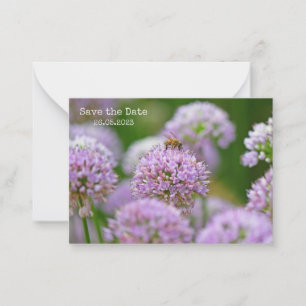 Tarjeta Pequeña Abeja feliz con la flor violeta de Allium salva la