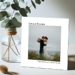 Tarjeta Pequeña Amor y gracias Boda Minimalista.<br><div class="desc">Estas tarjetas de agradecimiento boda son simples,  minimalistas y hermosas. Presenta un diseño limpio con una foto cuadrada sobre un fondo blanco con el título "Amor y Gracias" y tu nombre. La parte de atrás está en blanco para que puedas escribir una nota especial de agradecimiento.</div>