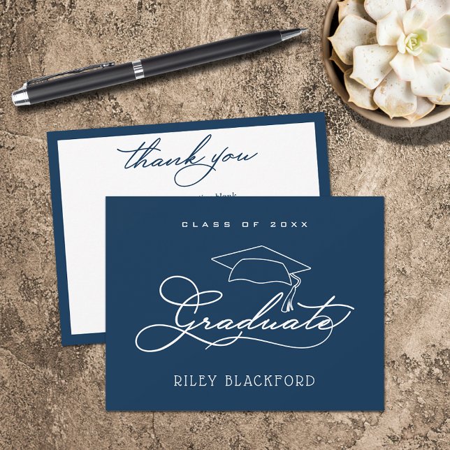 Tarjeta Pequeña Azul de la Marina de Cabo Graduada (Graduation cap on navy blue flat thank you note cards have room for your message on the back.)