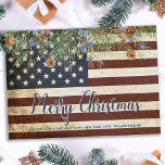 Tarjeta Pequeña Bandera Patriótica Americana de Feliz Navidad<br><div class="desc">Envía saludos navideños de Feliz a amigos y familia con esta tarjeta única de Navidades de la bandera estadounidense - diseño de la bandera estadounidense de diseño azul blanco rojo vintage con bayas y azulejos. Personaliza con mensaje y apellido. Esta tarjeta de Navidades patrióticos es perfecta para familias militares, veteranos,...</div>