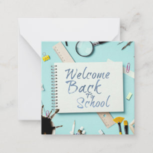 Tarjeta Pequeña Bienvenido de nuevo a la escuela – Estilo cuaderno