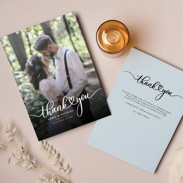 Tarjeta Pequeña Boda con letras de mano y fotos modernas gracias (Modern Wedding Photo Guests Thank You Script Handwritten Card)